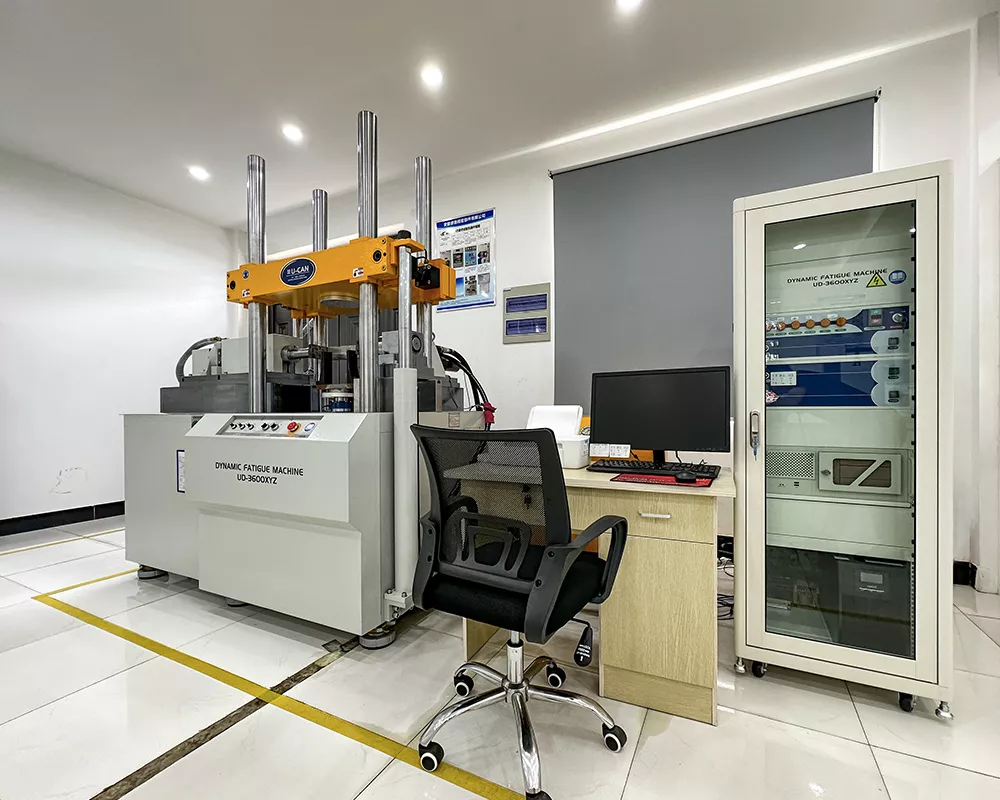 Triaxial dynamic and static fatigue testing machine